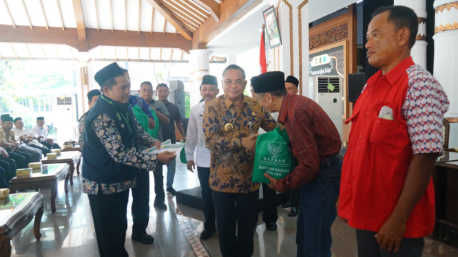 Bupati Sudewo salurkan zakat dari Baznas kepada warga yang berhak