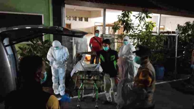Proses Evakuasi Jasad dari rumah