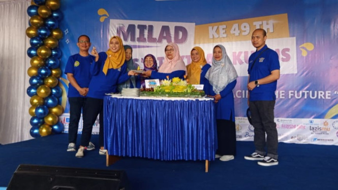 Ketua PD Aisyiyah Kudus serahkan tumpeng ke dr Indah Rosiana