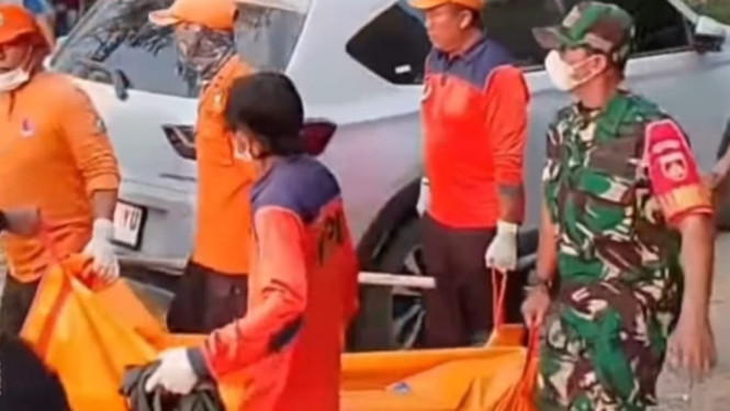 Petugas evakuasi mayat diduga dibunuh dari jurang di Kecamatan Kayen