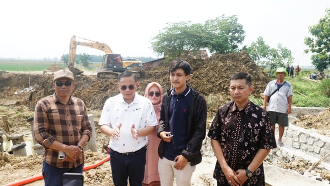 Bupati Sudewo tinjau proyek jembatan Desa Sambirejo Kecamatan Gabus,