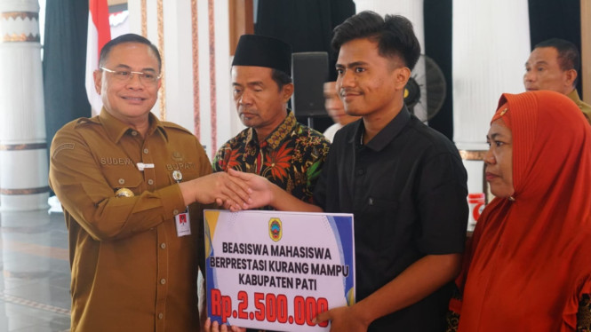 Bupati Sudewo menyerahkan beasiswa bagi mahasiswa kurang mampu
