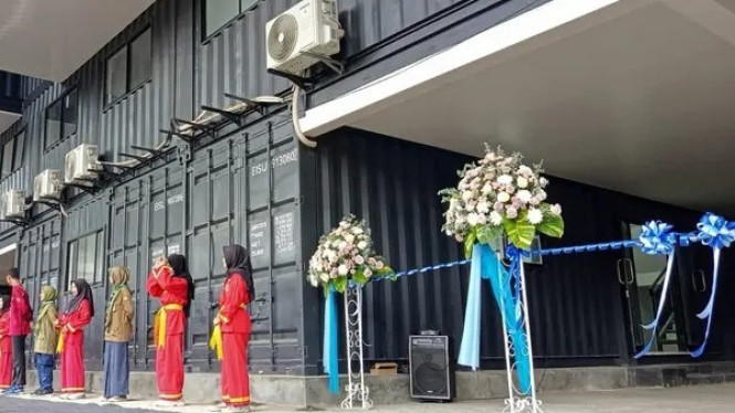 UMKU membangun gedung 4 lantai berbahan container bekas