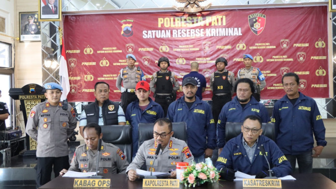 Pelaku cemburu istrinya selingkuh dengan korban.