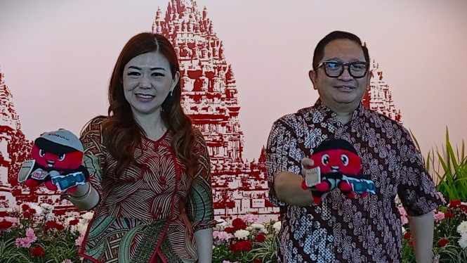 Leny Anita dan Hery Kurniawan dengan maskot CIMB Niaga "Octo"