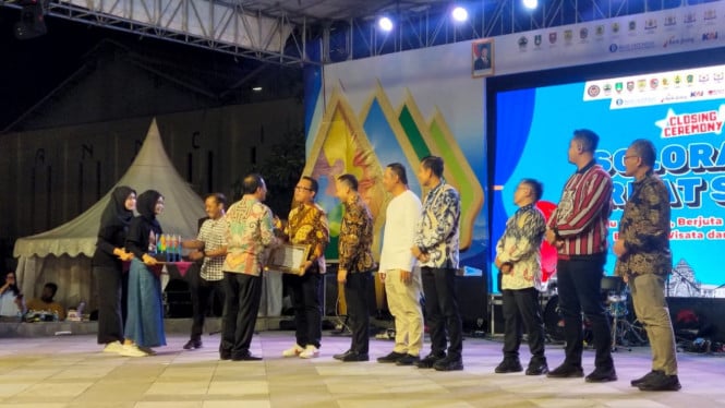 Wabup AdheTerima penghargaan atas capaian Karanganyar di SGS 2025