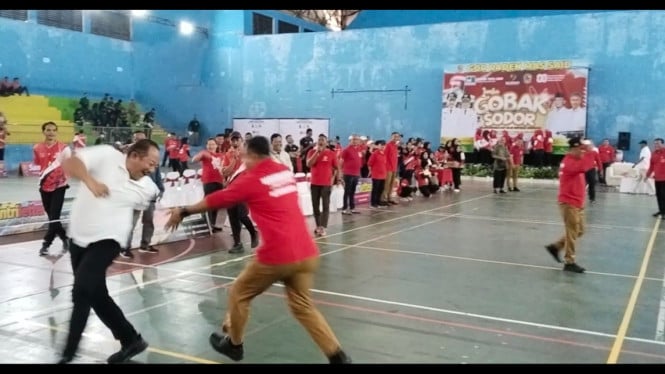 Bupati Rober Lihai Menghindar Saat Gobak Sodor