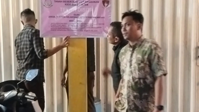 Kasi Pidsus Kejari Karanganyar Saat Memasang paling Penyegelan