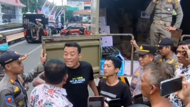 Warga tak terima posko penggalangan donasi dibubarkan Satpol PP Pati.