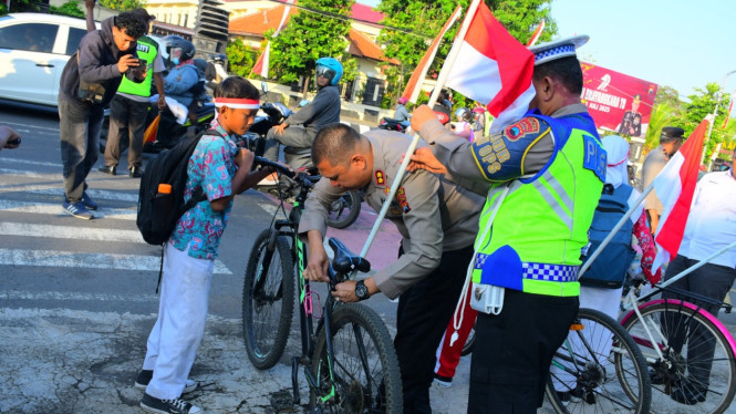 Polres Karanganyar Bagikan Merah Putih