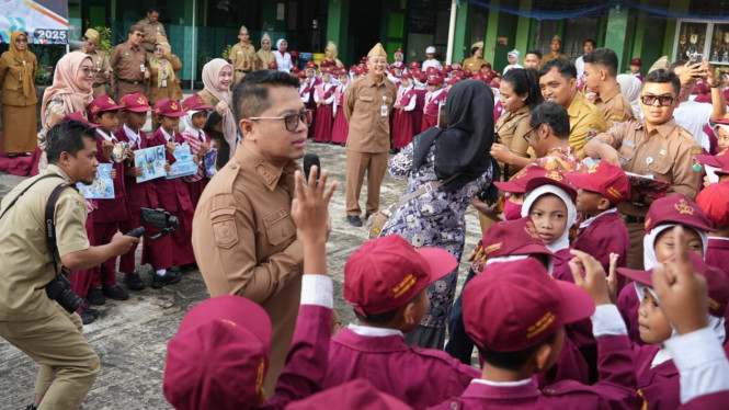 Walikota Magelang menyapa plajar saat pemeriksaan kesehatan