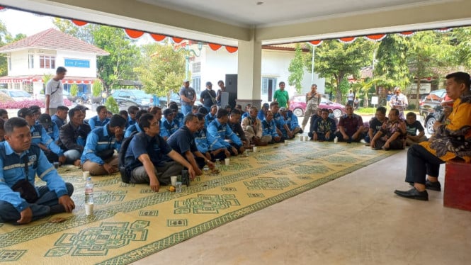 Karyawan PT SAK mangadu pada Bupati Kulonprogo.