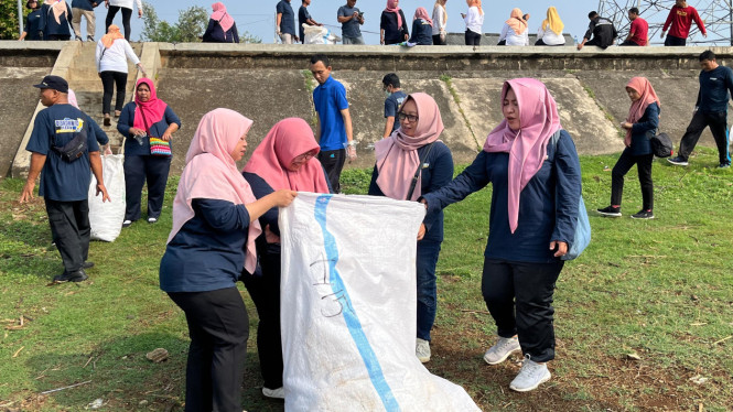 Staf Diskominfo Saat Memungut Sampah di Waduk Delingan