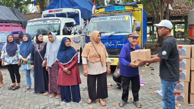 Jogjess dan Polda DIY bagi sembako dan bendera RI