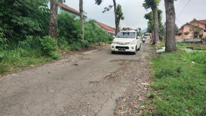 Jalan rusak di Desa Miliarder