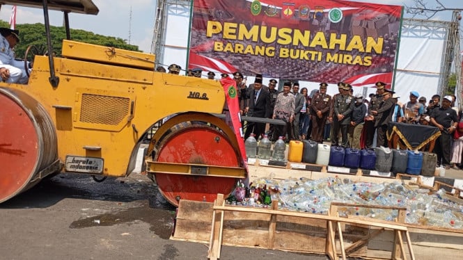 Ribuan Botol Miras di Musnahkan Usai Upacara