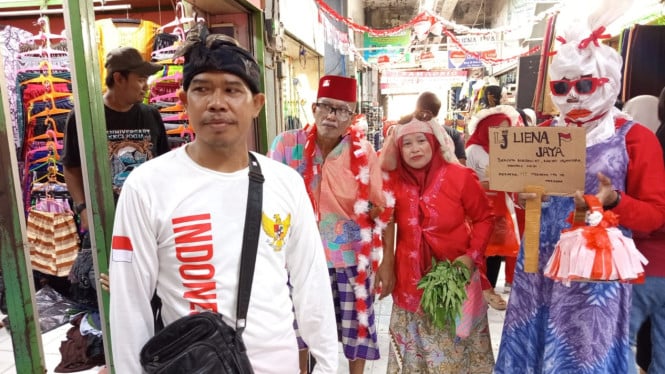 Karnaval Pedagang Pasar Kliwon Kudus tanpa ganggu aktifitas berjualan.