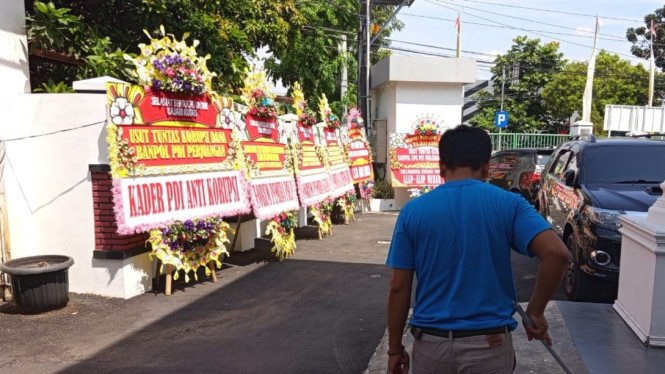 Karangan bunga dukungan warga berjajar di halaman Kejari Kudus