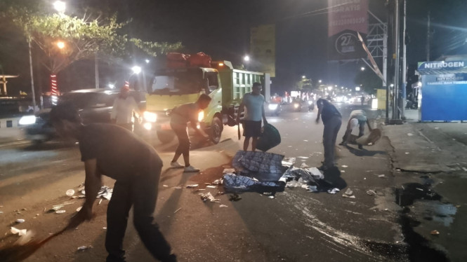 Petugas DKP tengah membersihkan sampah usai Karnaval