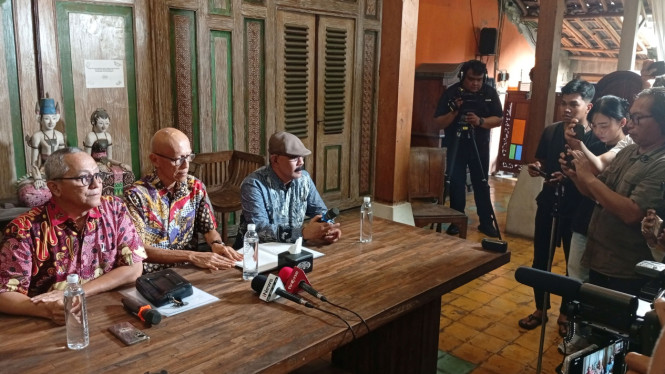 Keterangan pers keluarga Arya Daru Pangayunan