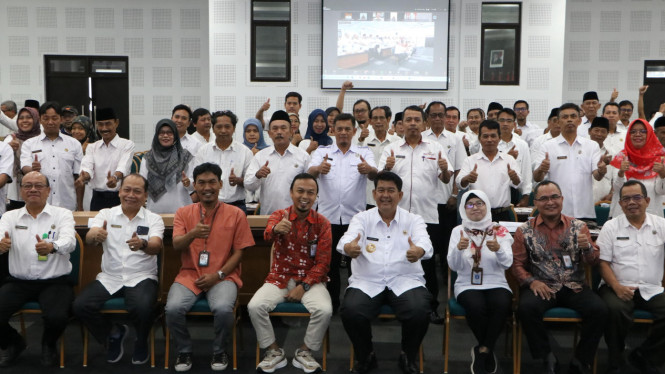 Bupati dan pejabat Pemkab Kulonprogo dalam evaluasi pendataan sosial