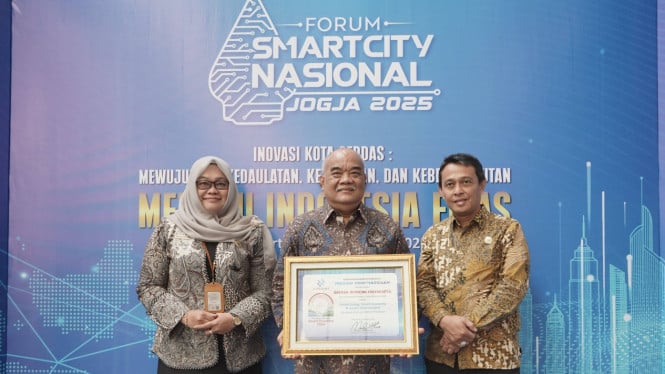 Wagub DIY dengan Penghargaan Smart Province 2024