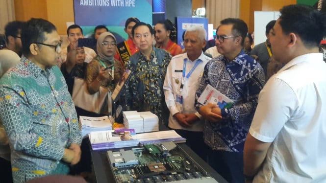 Walikota Yogya meninjau booth  di Forum Smart City Nasional 2025