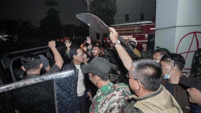 Sri Sultan HBX datangai Mapolda DIY hampir tengah malam