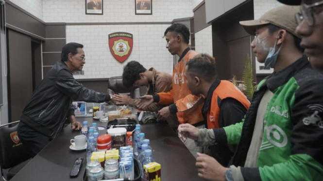 Sri Sultan HB X saat menerima demonstran di Mapolda DIY