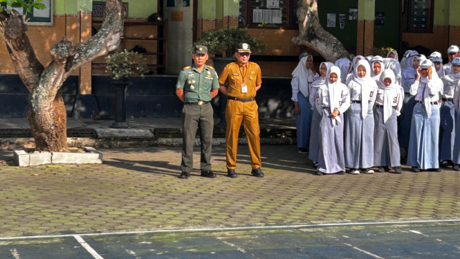 TNI Pemkab blusukan ke sekolah