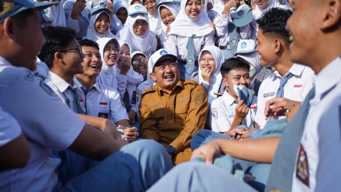 Bupati Rober berbaur dengan siswa SMA