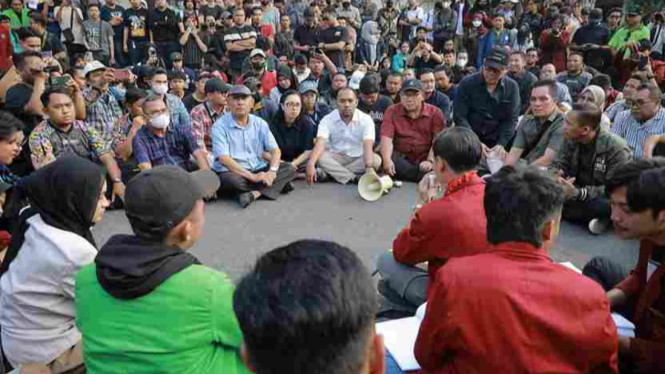 Ketua DPRD Solo terlihat duduk bersama saat temui mahasiswa
