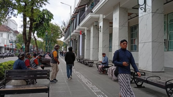 Pamong berbusana Adat Jawa kawal Malioboro