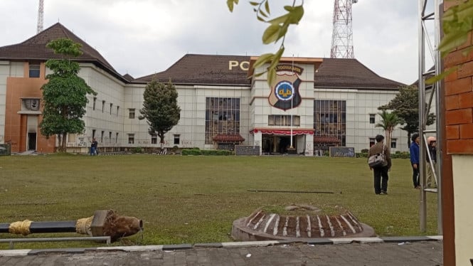 Halaman Mapolda DIY yang luluh-lantak akibat aksi massa
