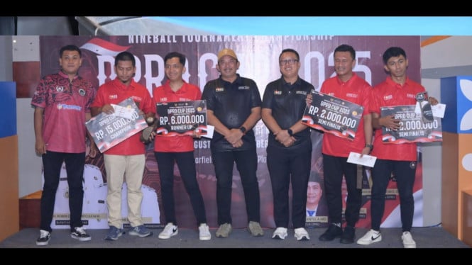 Bupati dan wakil bupati menyerahkan piala DPRD