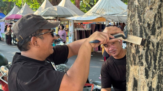 Bupati Robet Christanto Pimpin Aksi Cabut Paku Pohon