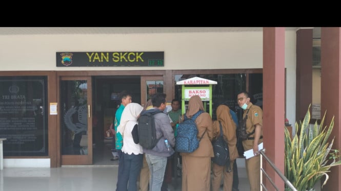 Pengunjung antre bakso gratis di gedung SPKT Polres Kudus