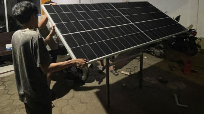 Panel surya penggerak kincir