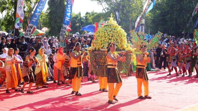 Beragam kreatifitas tampil saat karnaval di Alun alun Kudus