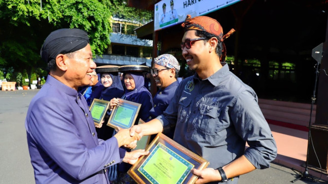 Bupati Samani serahkan penghargaan ke Ketua PWI Kudus