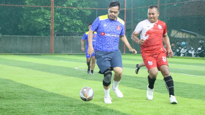 Bupati Witiarso mengocek bola di lapangan mini soccer