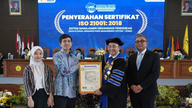 Penyerahan Sertifikasi Sistem Manajemen Organisasi Pendidikan