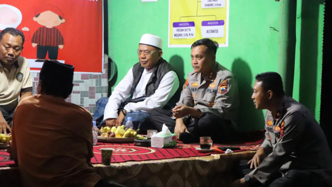 Kapolres Kudus serahkan perlengkapan Satkamling di Pos Ronda Klaling