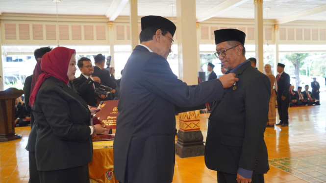 Sri Sultan HB X menyematkan tanda Satyalancana Karya Satya 2025