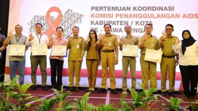KPA Jateng mengganjar penghargaan kepada institusi pencegahan HIV Aids