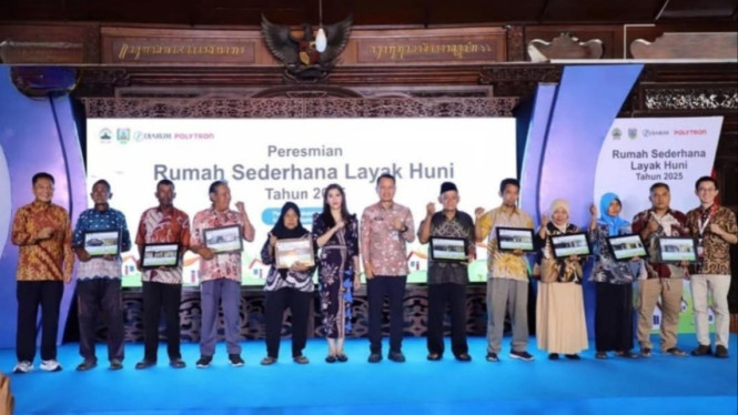 Penerima RSLH foto bersama pihak Djarum Polytron dan Bupati Kudus.