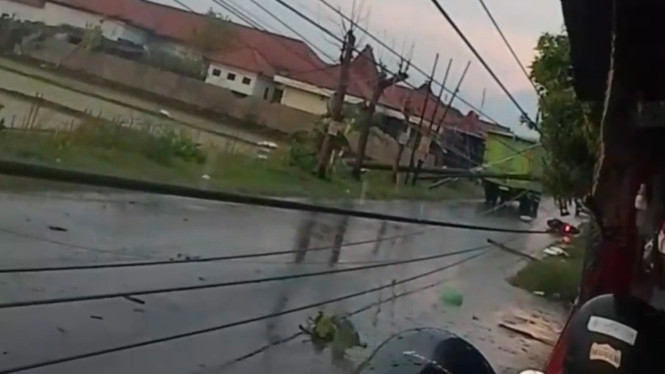 Tiang listrik roboh akibat angin kencang di Desa Dagen Karanganyar