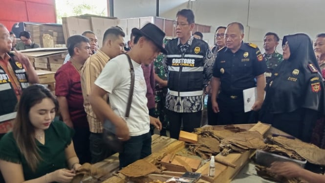Menkeu Purbaya melihat produksi rokok cerutu di Kudus.