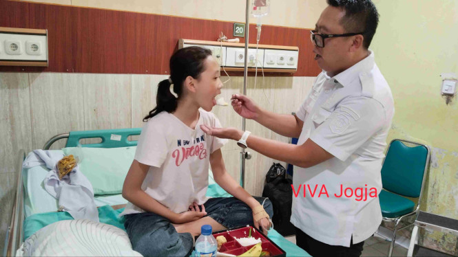Adhe Eliana suapi siswa korban keracunan di RSUD Kartini Karanganyar