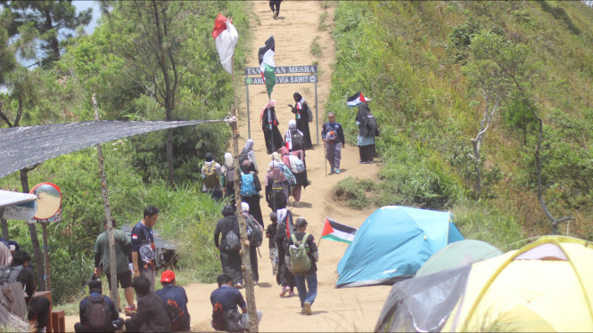 Pendaki kibarkan bendera Indonesia dan Palestina di puncak Andong